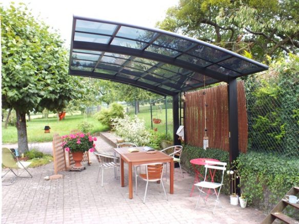 Un carport en aluminium utilisé comme abri terrasse. C'est l'heure de l'apéro ! 