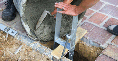 Un ancrage béton pour installer dans le temps votre carport bois