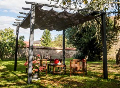 Une pergola en aluminium avec toit PVC rétractable... et hop vous réglez vous même votre ombrage !