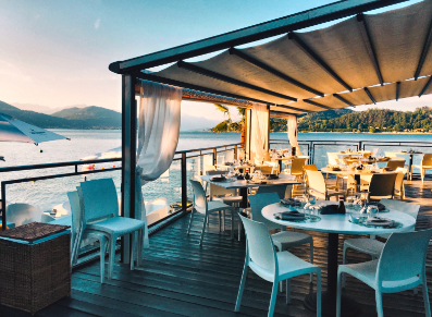 Ambiance chaleureuse grâce à une terrasse en bois et une pergola