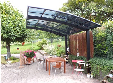 Un abri terrasse sur la base d’un carport en alu