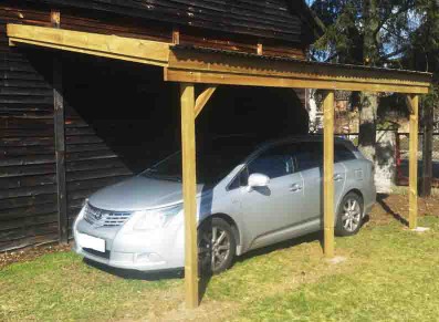 Un carport adossé en bois pour plus de proximité et de protection