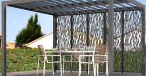 Une pergola alulminium bioclimatique, symbole d'un jardin bohème