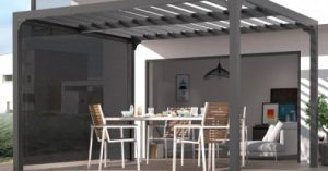 Une élégante pergola aluminium avec un store sur le coté qui joue le rôle de brise-vue