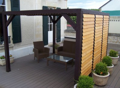 Une pergola avec ventelles pour jouer se prémunir des regards indiscrets !