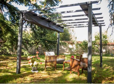 Prix discounts sur les pergolas : choisir un kit métal et toile pour équiper sa terrasse !