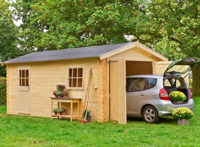 Un joli garage en bois avec des ouvertures pour laisser filtrer la lumière 