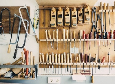 Aménagement de garage : 15 solutions pour tout bien ranger  Garage tools,  Garage storage cabinets, Garage tool storage