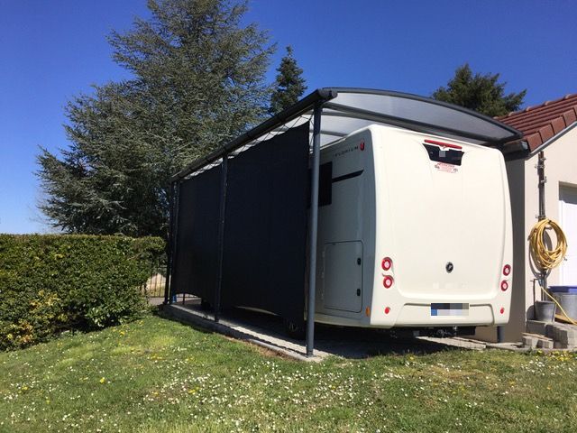 Abri camping-car métallique avec des filets de protection : un kit ...