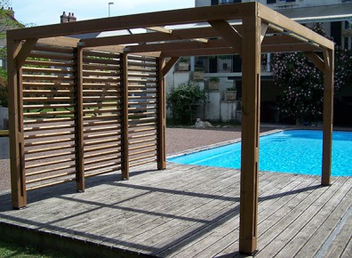 Tonnelle en bois à toit plat, une solution esthétique pour aménager son extérieur autour de la piscine
