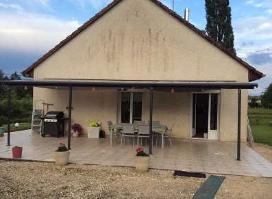 Couvrir une terrasse en pignon de maison, une solution d’abri économique existe !