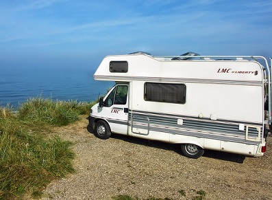 Abri camping-car : faut-il installer un carport pour son véhicule de loisir chez soi ?