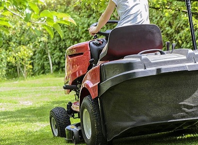 Tracteurs-tondeuses : des courses d’endurance… et des abris jardin adaptés !