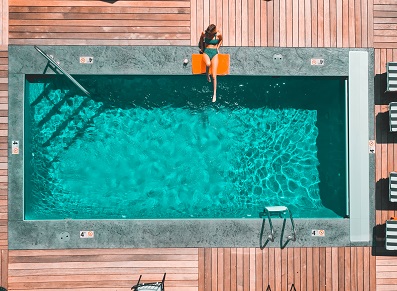Pour la piscine : des rangements et aménagements de terrasse grâce aux abris !