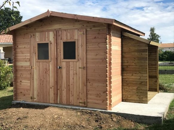 Un cabanon de jardin en bois accompagné de son abri bûches 