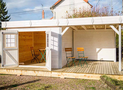 Poolhouse en bois avec auvent intégré