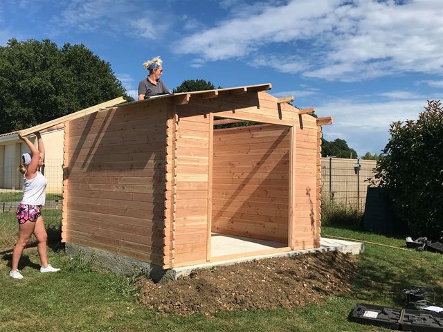 cabane de rangement en bois : finalisation de la toiture