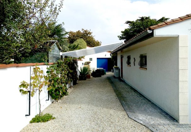 On protège sa voiture et l'entrée de sa maison avec un ce carport en aluminium adossable