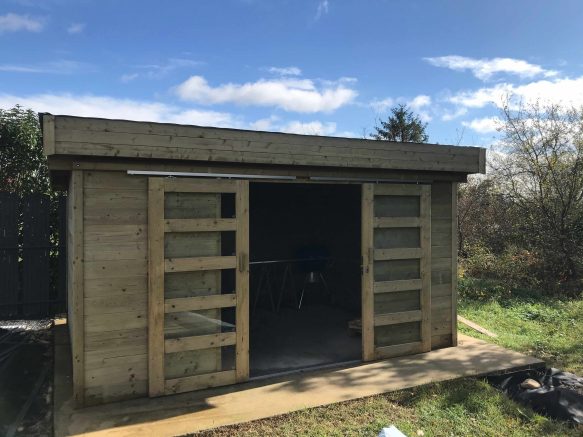 Chalet de jardin à toit plat et porte coulissante