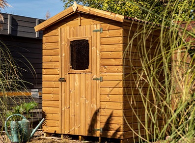 Un abri de jardin en bois thermotraité à prix réduit