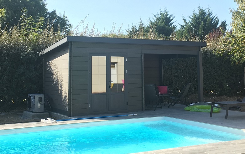 abri de jardin en bois composite qui sert de pool house pour une piscine