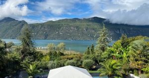 Tonnelle et tente pliante pour un hotel en bord de lac