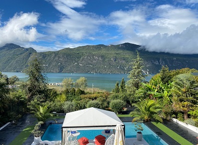 Tonnelle et tente pliante pour un hotel en bord de lac