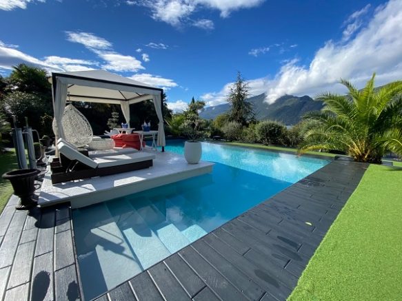 Tonnelle de piscine dans un hôtel