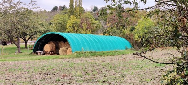 Abri agricole pour des balles de foin