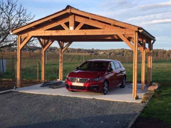 Un abri pour la voiture en bois Douglas