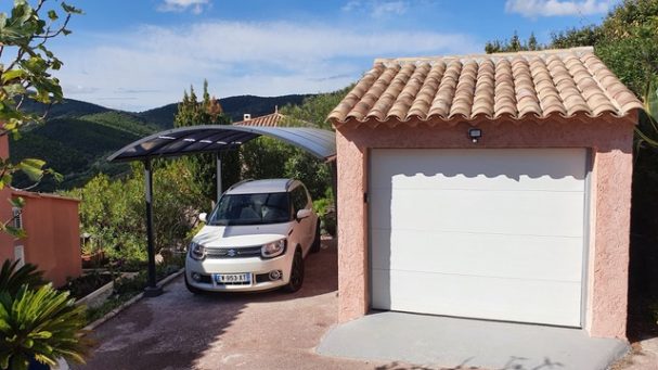 abri à côté du garage pour la voiture