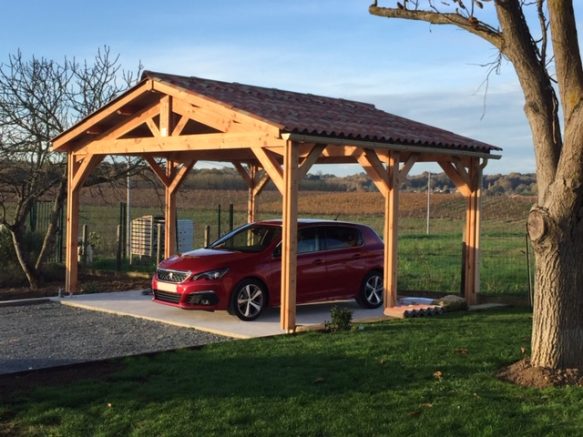 carport bois pour protéger la voiture du soleil