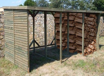 Un abri bûcher qui sert à stocker votre bois et à faire du