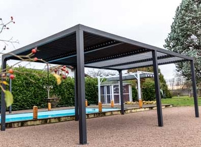 pergola bioclimatique en bord de piscine