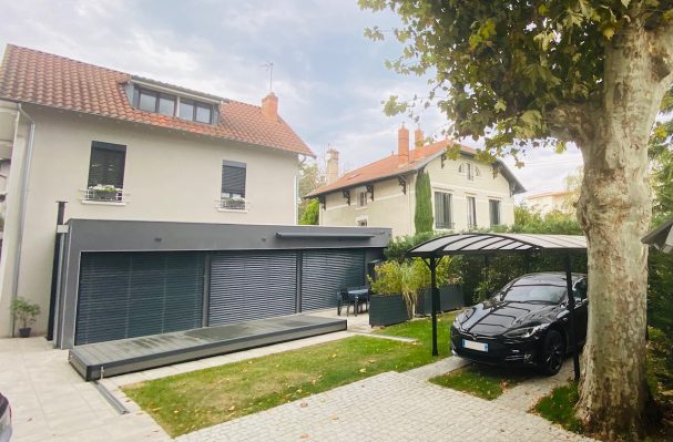 Un carport métal avec toit berceau, modernité assuré au jardin !