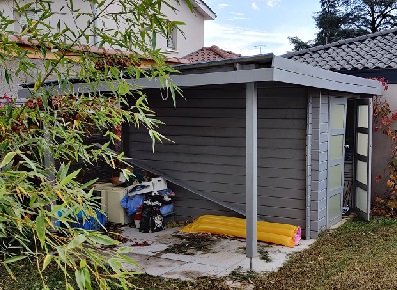 Pour la piscine, un abri jardin bois qui joue le rôle de poolhouse