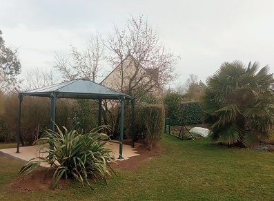 Tonnelle en alu : un kiosque de jardin qui détonne !