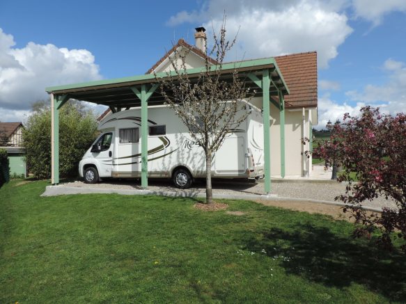 charpente bois peinte en vert pour un camping-car