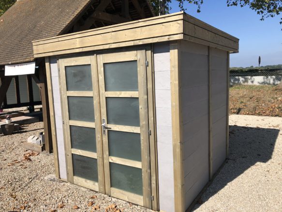 Abri de jardin bois et lames de pierre de Bourgogne