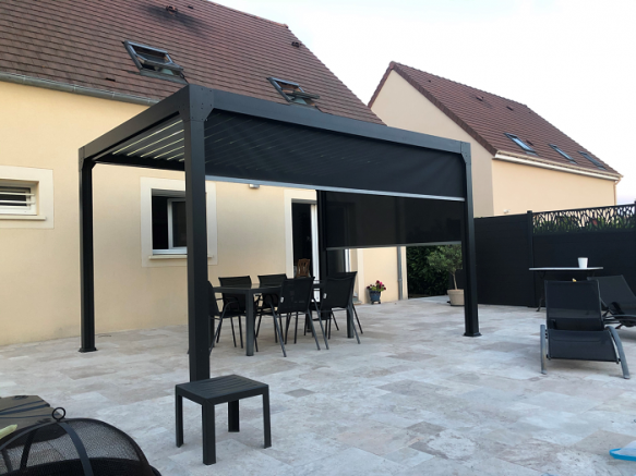 pergola bioclimatique motorisée avec store d'ombrage