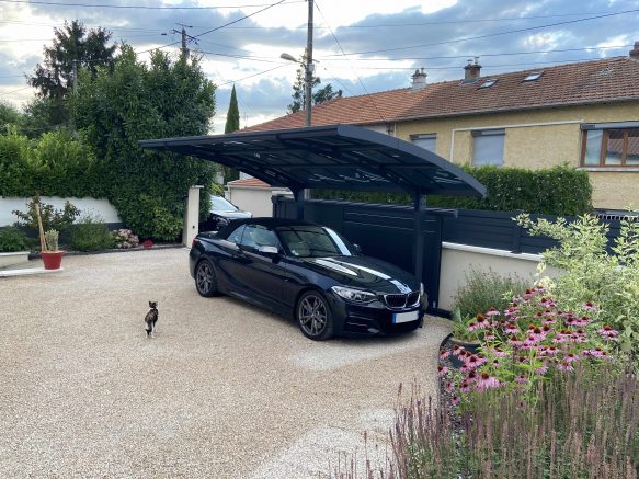 Le carport alu 2 pieds aux courbes design pour la cour intérieure de sa maison