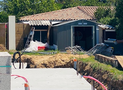 Un abri de jardin métal comme cabane de chantier