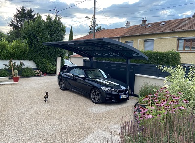 Un carport cintré en complément du portail