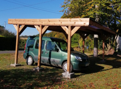 Un carport en bois à toit plat pour protéger sa voiture