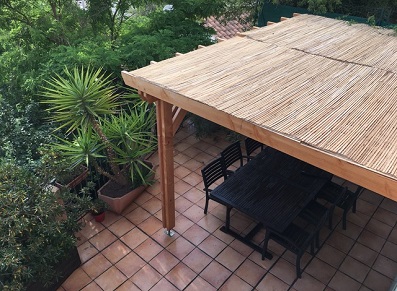 Comment fixer des canisses sur sa pergola ?