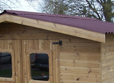 Comment fixer la toiture en Onduline des abris de jardin en bois ?