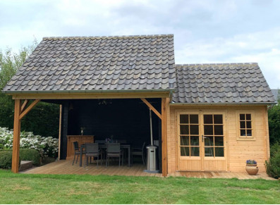 atelier de bricolage aménagé dans un chalet de jardin country