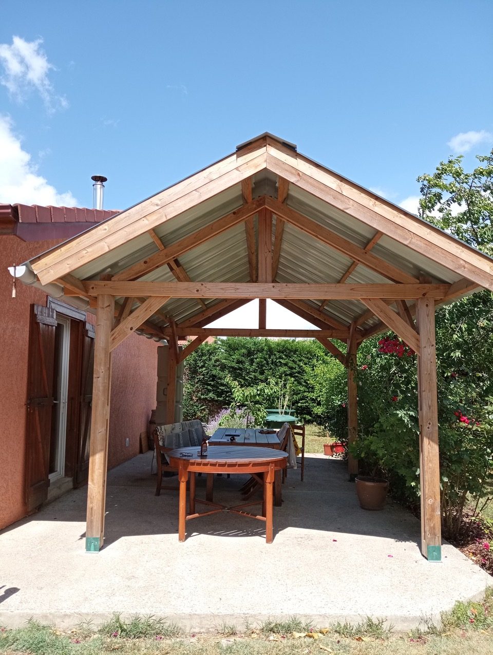 Une ossature bois carport qui devient un abri terrasse