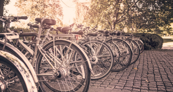 abri vélos / 2 roues pour les déplacements pendulaires à bicyclette