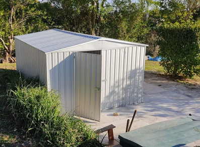 Réalisation particulier : avec un abri métal, notre client crée un atelier de bricolage !